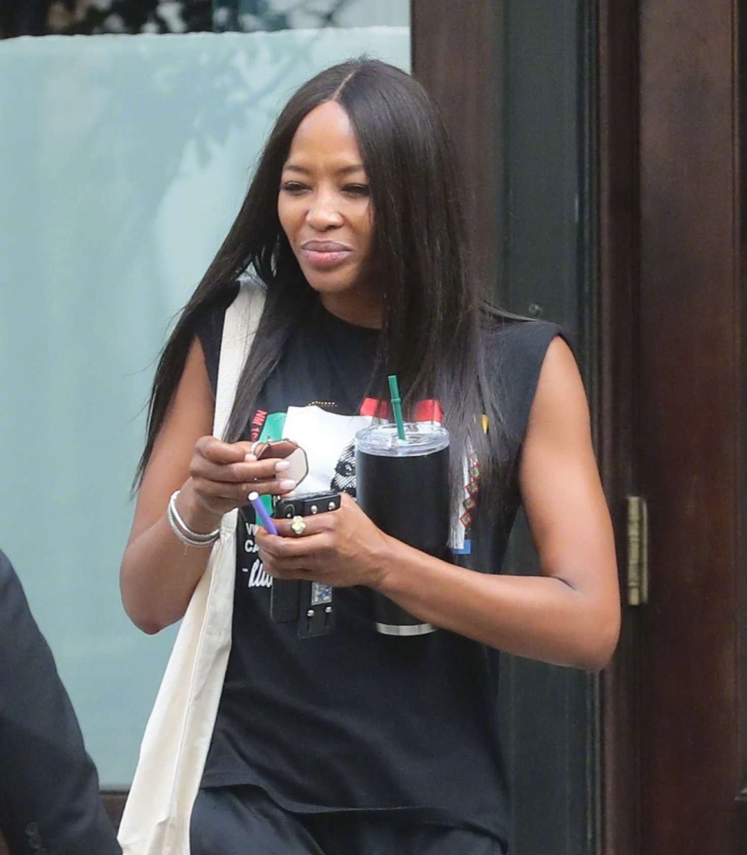 超模娜奥米坎贝尔naomicampbell在纽约离开酒店的街拍