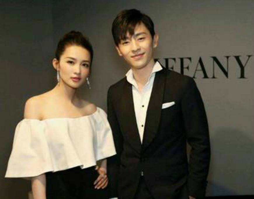 邓伦给李沁戴发饰,画面好有爱.