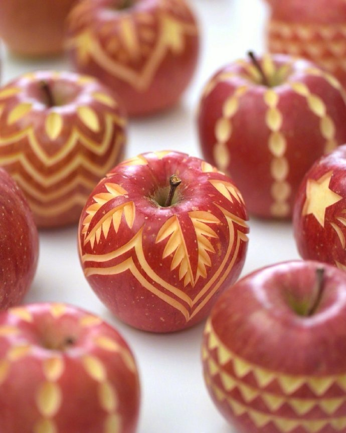 这位叫做佐藤朋子的小姐姐的苹果雕刻