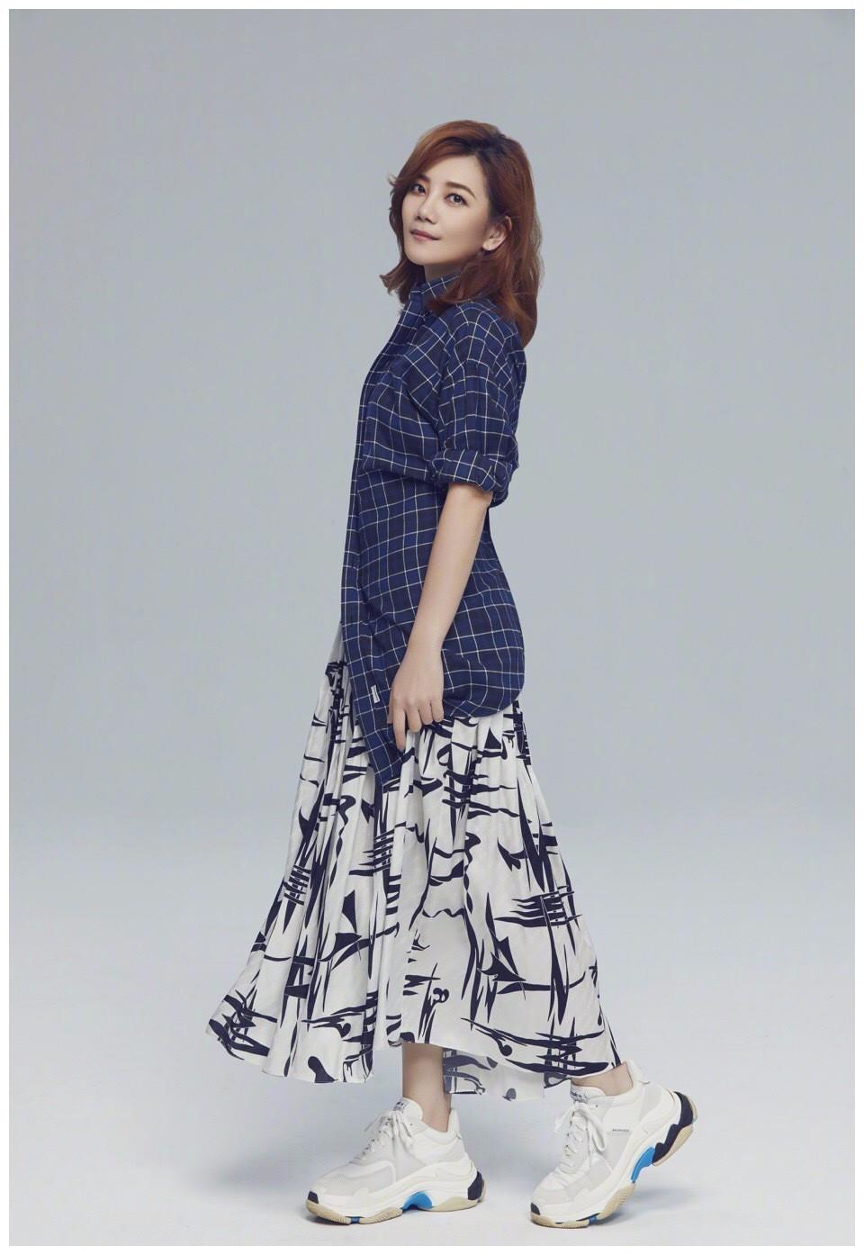 梁静茹黑白长裙配男士衬衫,看到正面照网友笑傻:这裙子真省事