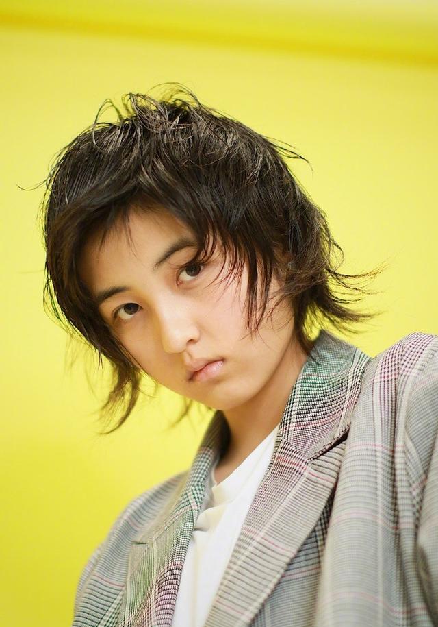 张子枫炸毛写真少年气十足,网友爆笑评价,易烊千玺躺着也中枪