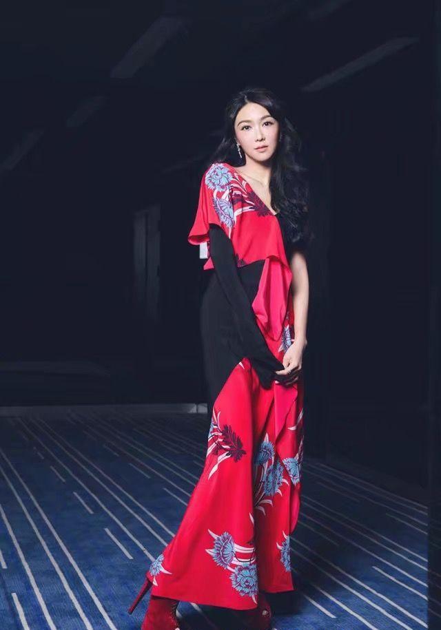 差点就成为成龙的儿媳妇,今与方大同关系成迷,网友:希望在一起