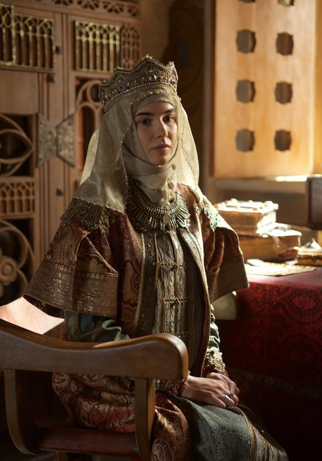 俄罗斯早期文化发展影响颇深;她还在莫斯科推行拜占庭帝国的宫廷制度