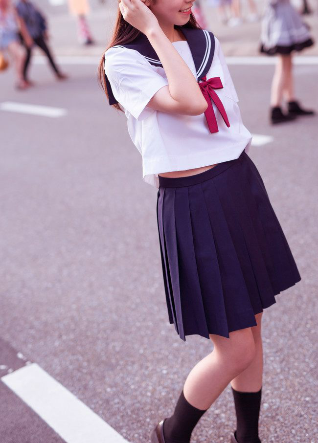 街拍日本美少女穿校服走在中国街道