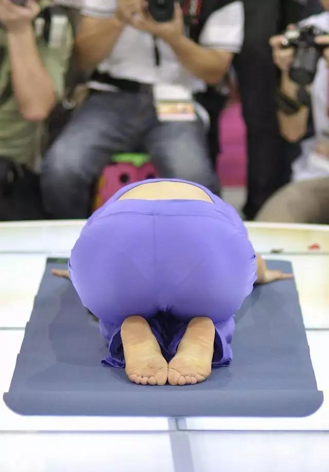 瑜伽老师在街头表演瑜伽,也是吸引了很多人的围观