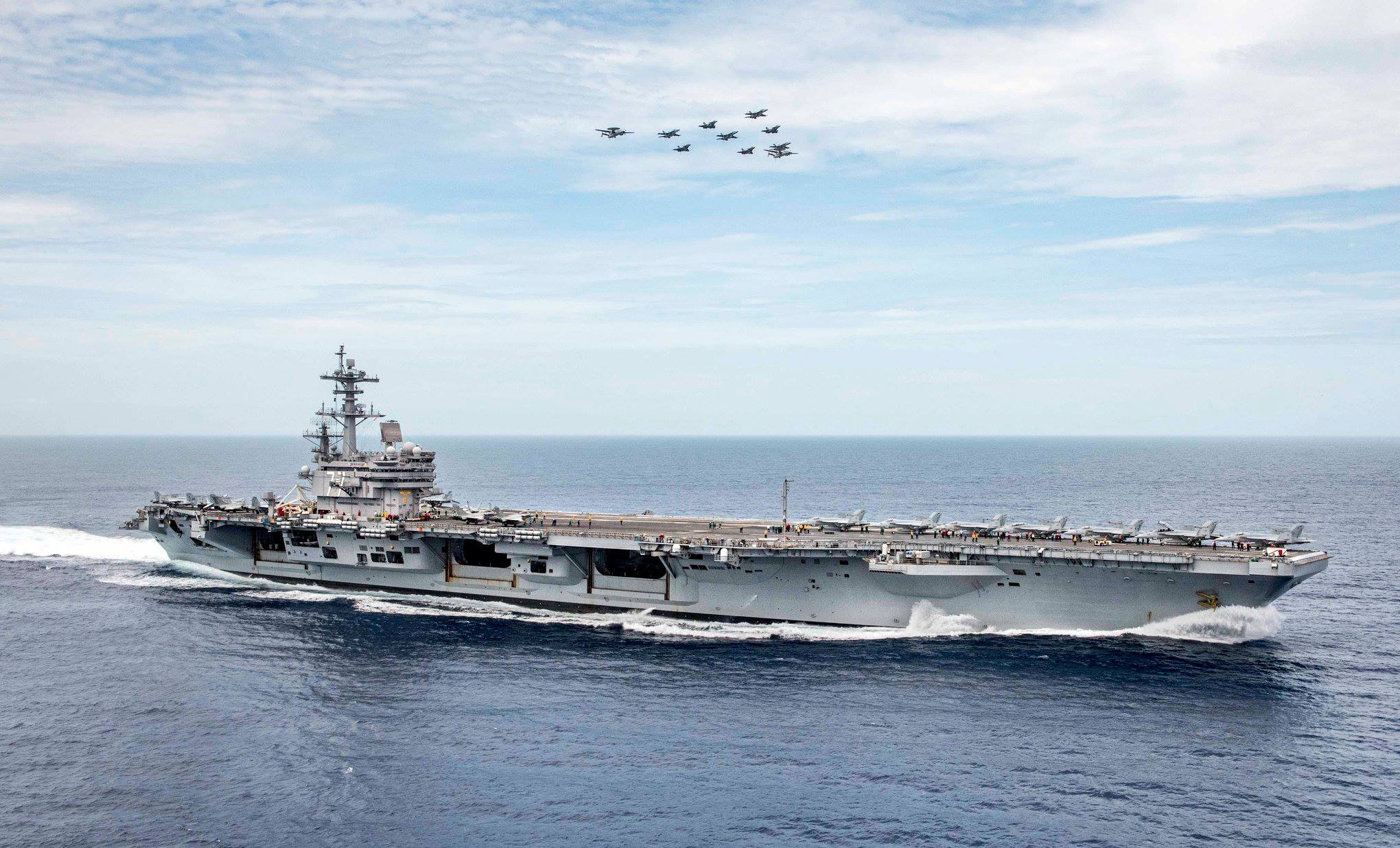 的混合编队飞跃美国海军"乔治·h·w·布什"号(cvn-77)核动力航空母舰
