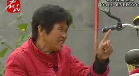 实拍农村婆媳吵架,儿媳满脸横劲,指手画脚,还抽自己嘴巴子!