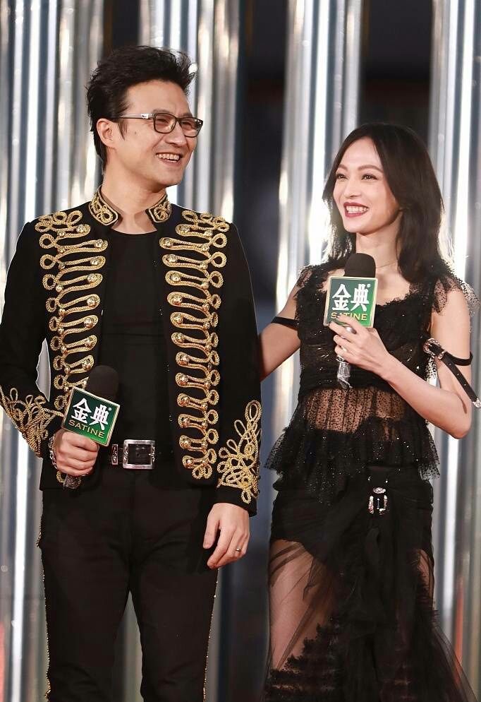 周冬雨胸那么小还要穿透视裙和张韶涵比,网友:输的太彻底!