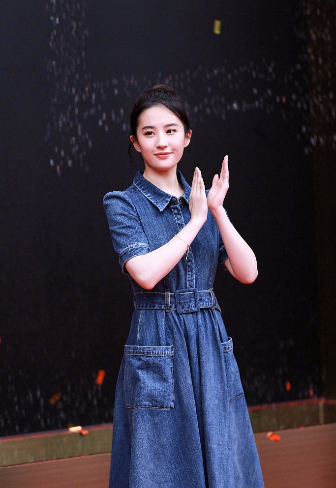 刘亦菲牛仔长裙出席活动,身材已经瘦回神仙姐姐了