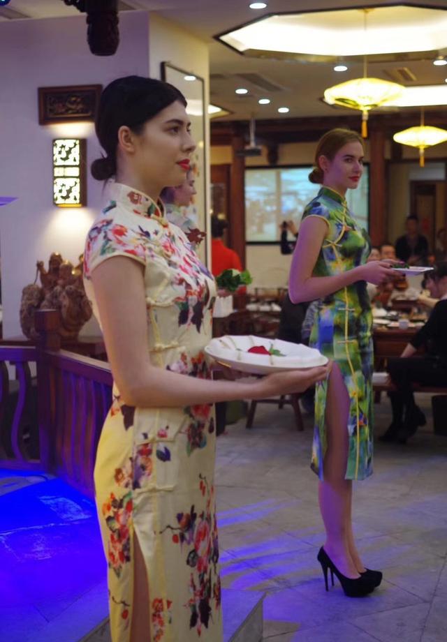 这家火锅店的美女服务员超级多,更可以体验到超五星级的服务