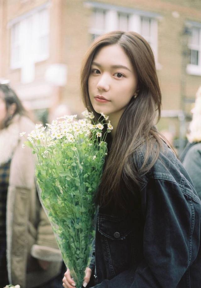 美合名叫綦美合,父亲綦建虹是耀莱集团的老总,据悉身家高达35亿,而