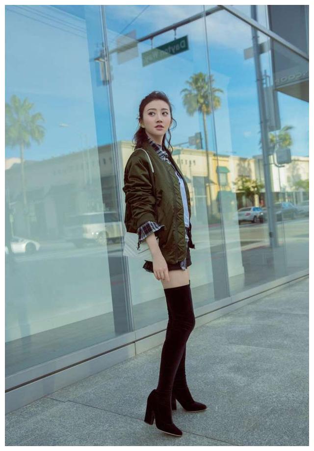 景甜霸气上身长筒靴很个性网友实在是太美了