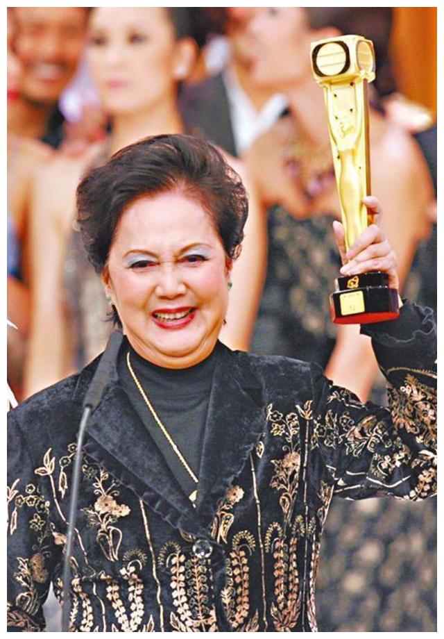 摔伤住院却无儿女探望,只有他一直陪在身边|周星驰|夏萍|摔伤_新浪网