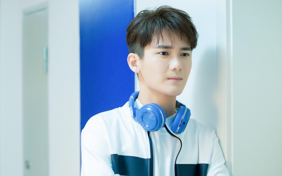 他一个月上3次《快本》,所有偶像剧都演男一号,25岁背景无敌