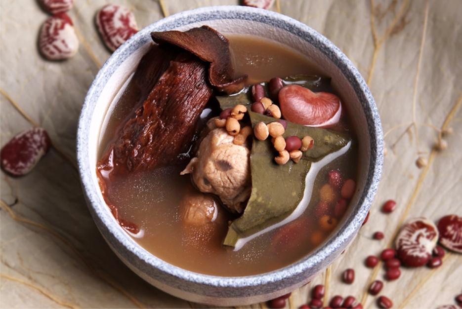 木棉花荷叶薏米猪骨汤【材料】:干木棉花 4朵,干荷叶 8克,扁豆 20克