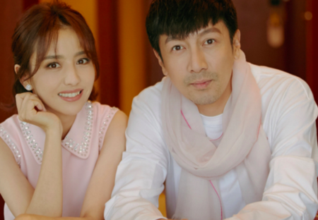 佟丽娅活动现场穿超短裙险走光,男主张鲁一暖心动作获赞