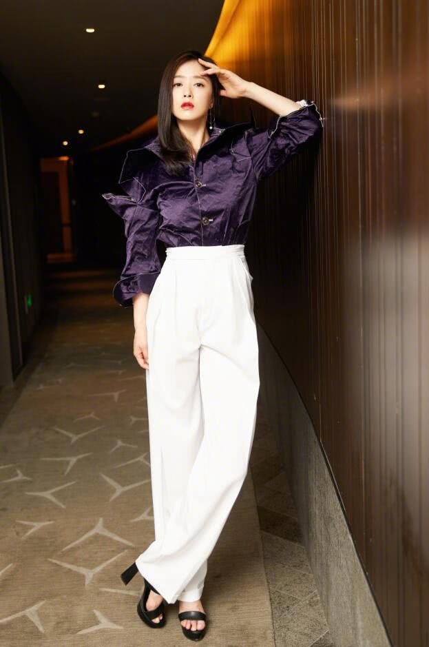 蒋欣真会玩!一条紧身牛仔裤秀曲线,网友:单看腿就比杨幂美!