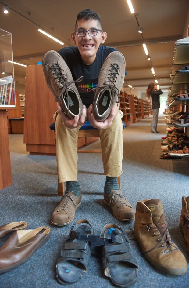 男子长了一双世界上最大的脚,每只脚约40厘米根本买不着鞋