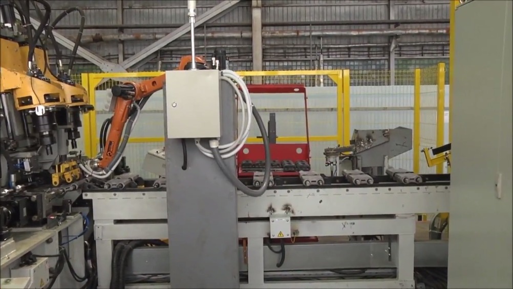 【俄罗斯的自动化履带生产线】