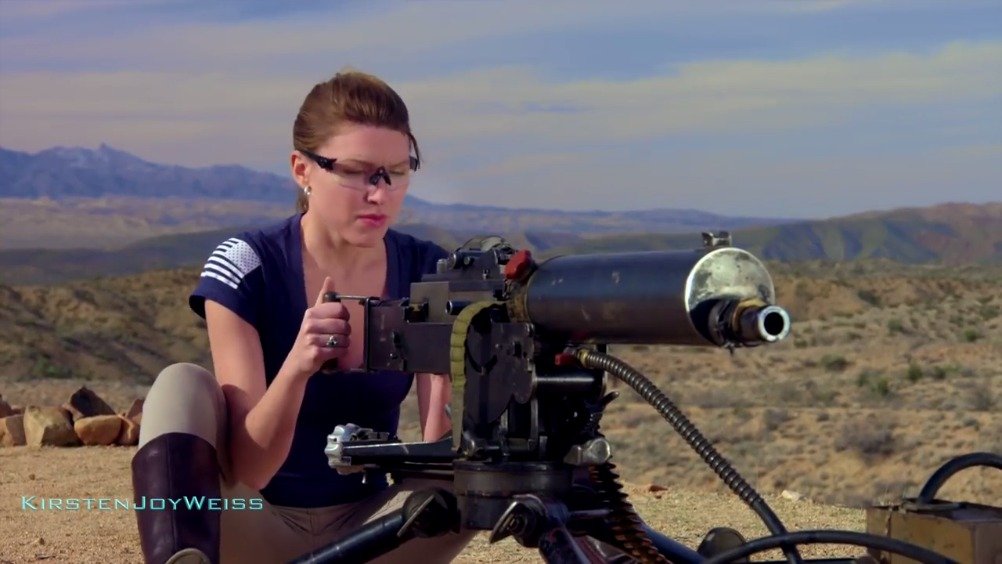 枪炮士官李·艾米尔和枪械博主kirsten joy weiss共同试射瑞典m36重机