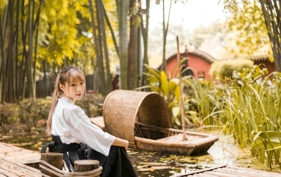 幽静深山内的道服少女简单安逸生活写真集 @微相册 @微博摄