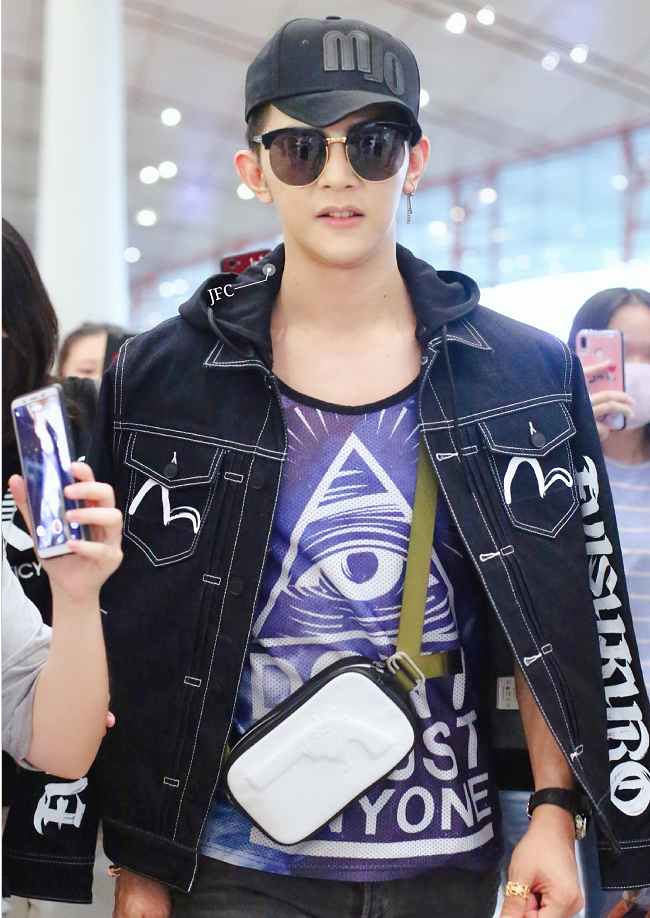 汪东城一身牛仔墨镜遮面打扮超级酷现身机场 走路带风笑容里有糖