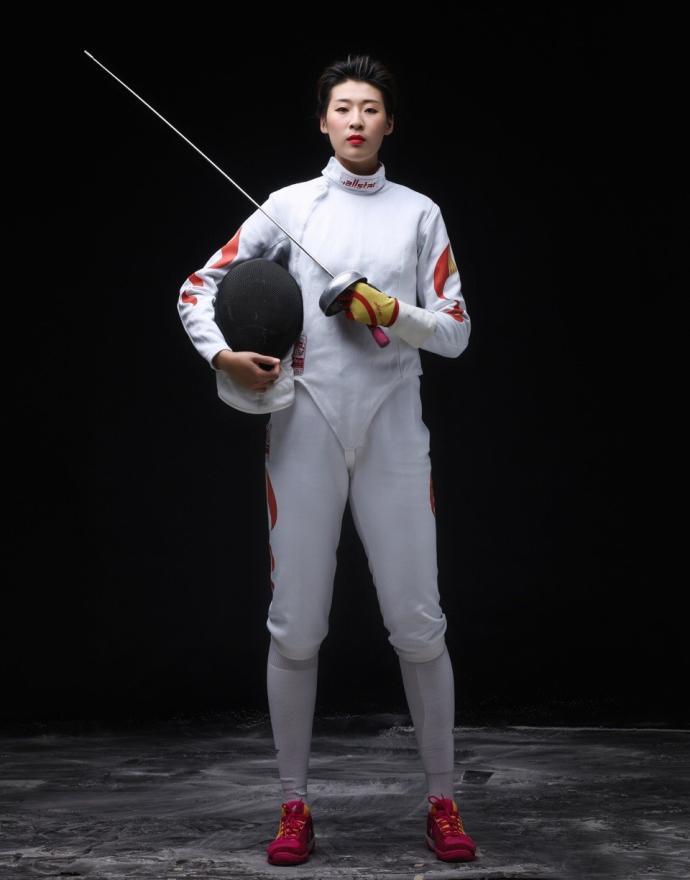在拍摄写真时,孙玉洁手拿佩剑,身穿击剑服装和护具,感觉她就像利剑