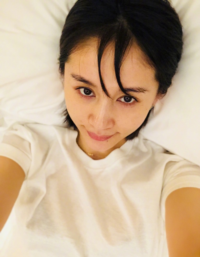 王子文晒出素颜自拍, 玩头发玩出新高度, 图三比心风华绝代