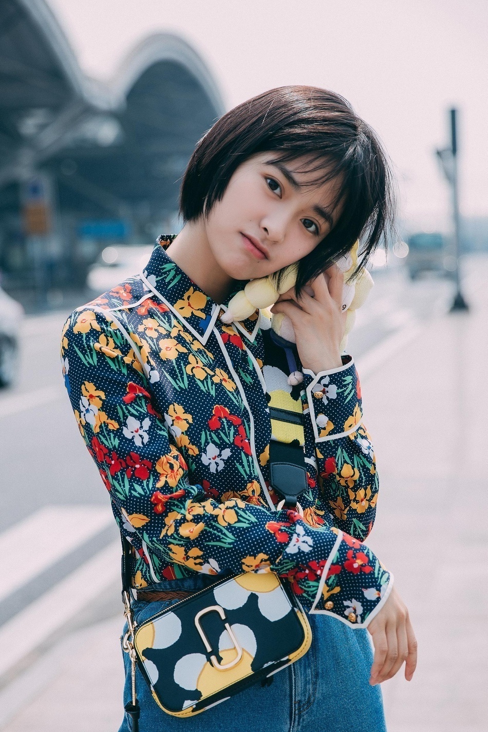 沈月 印花衬衣搭配牛仔裤 现身机场 活力十足