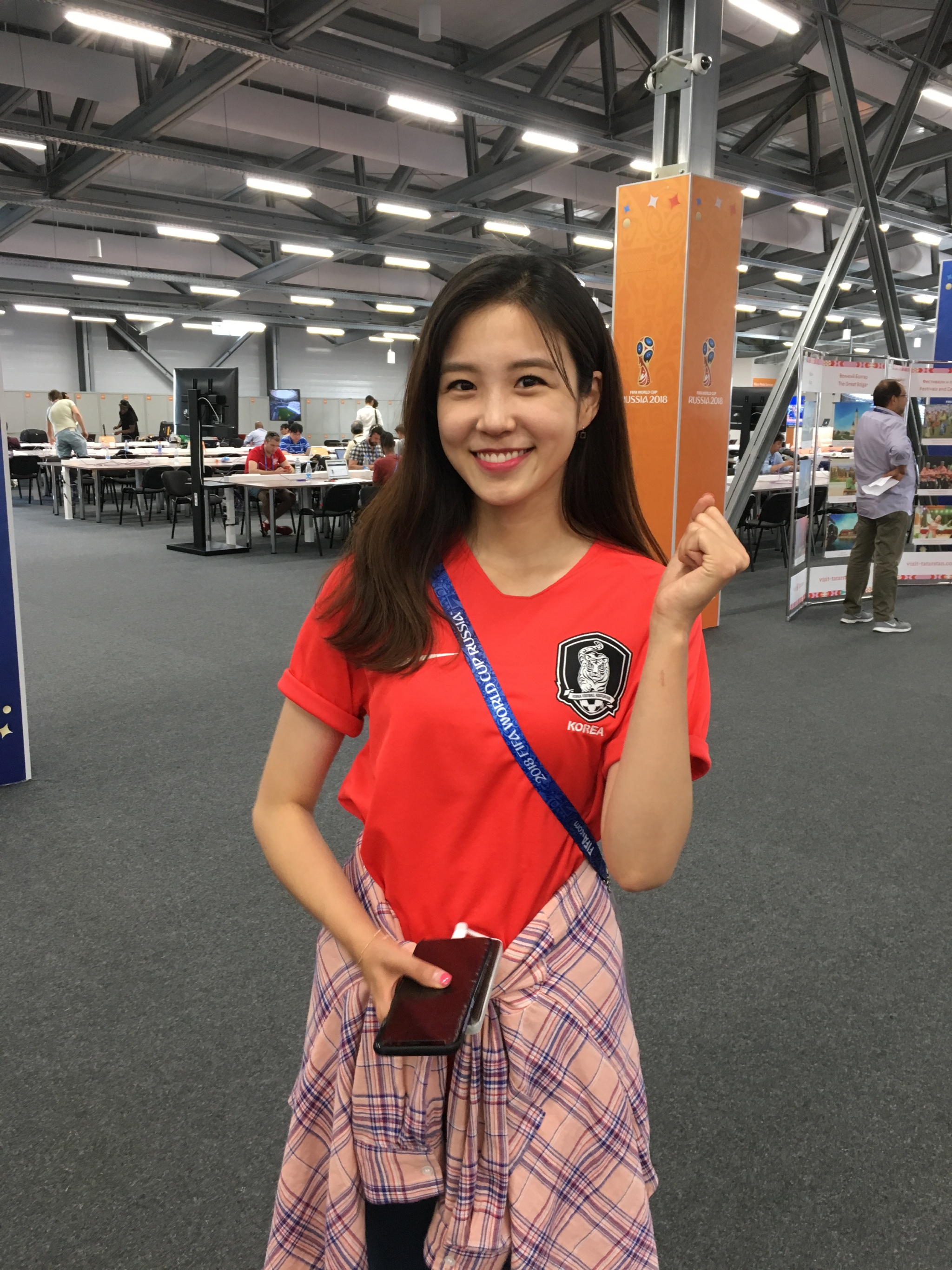 韩国美女主持张艺媛在现场报道韩国vs德国