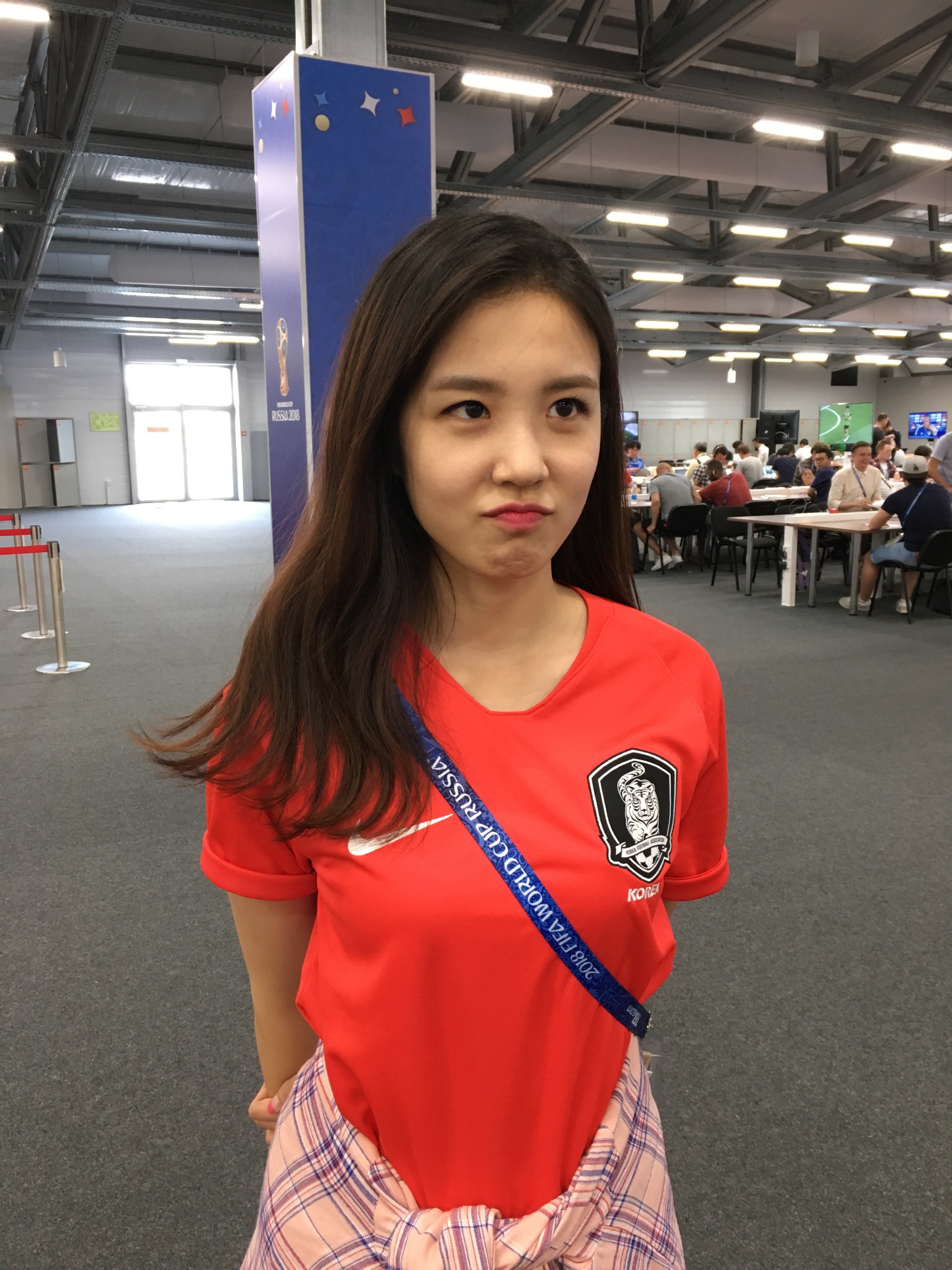 韩国美女主持张艺媛在现场报道韩国vs德国