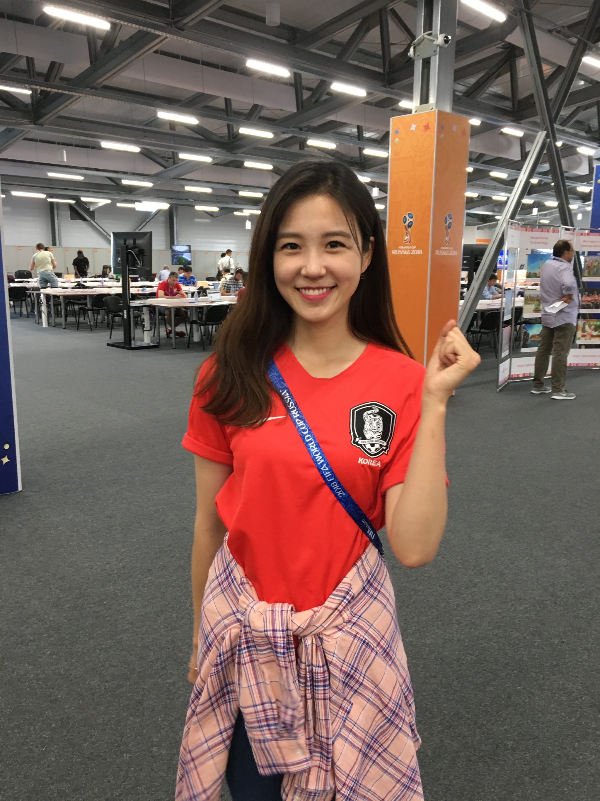 韩国美女主持张艺媛在现场报道韩国vs德国