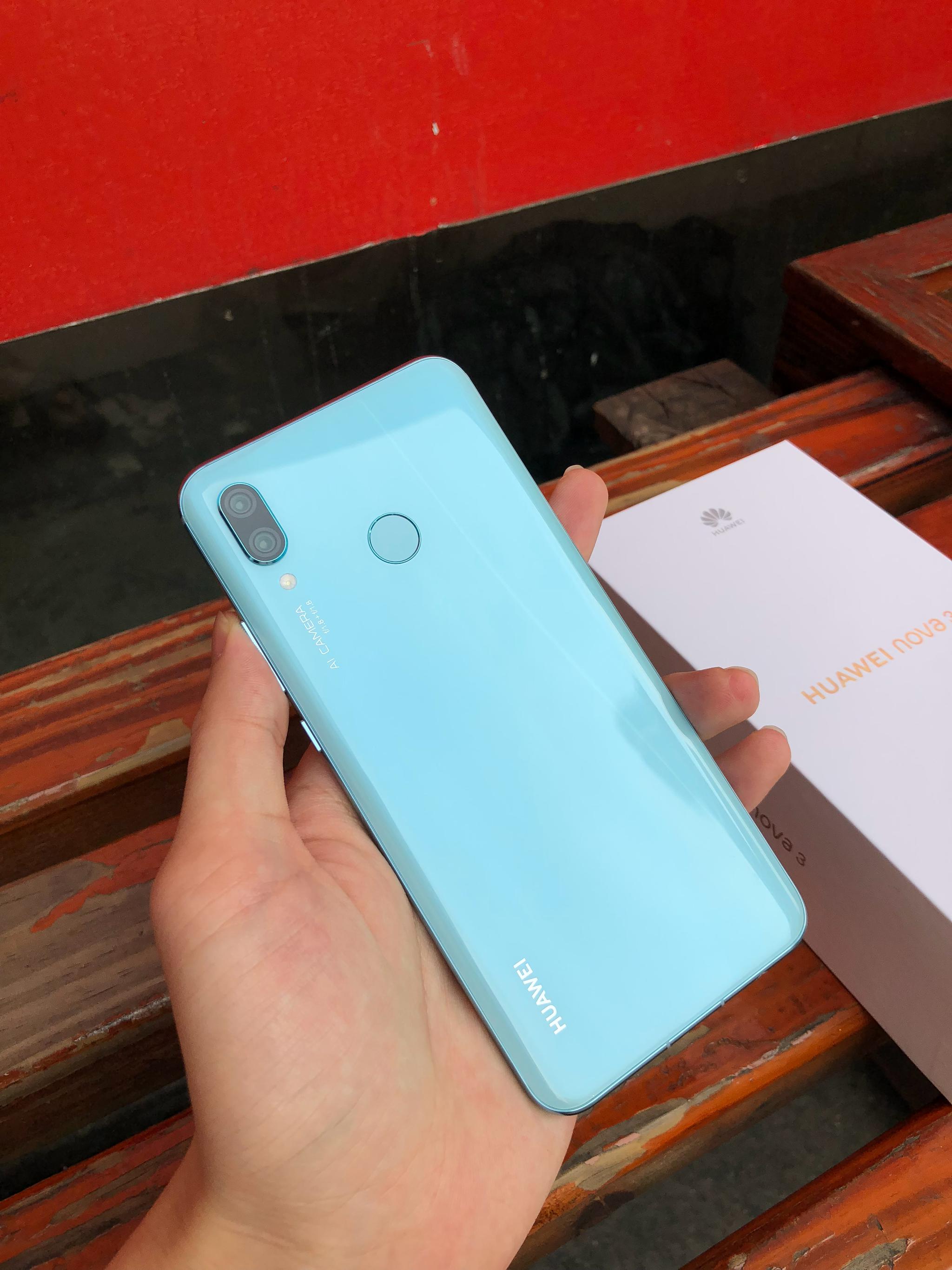 华为nova3首发开箱高颜值浅艾蓝配色63寸刘海全面屏