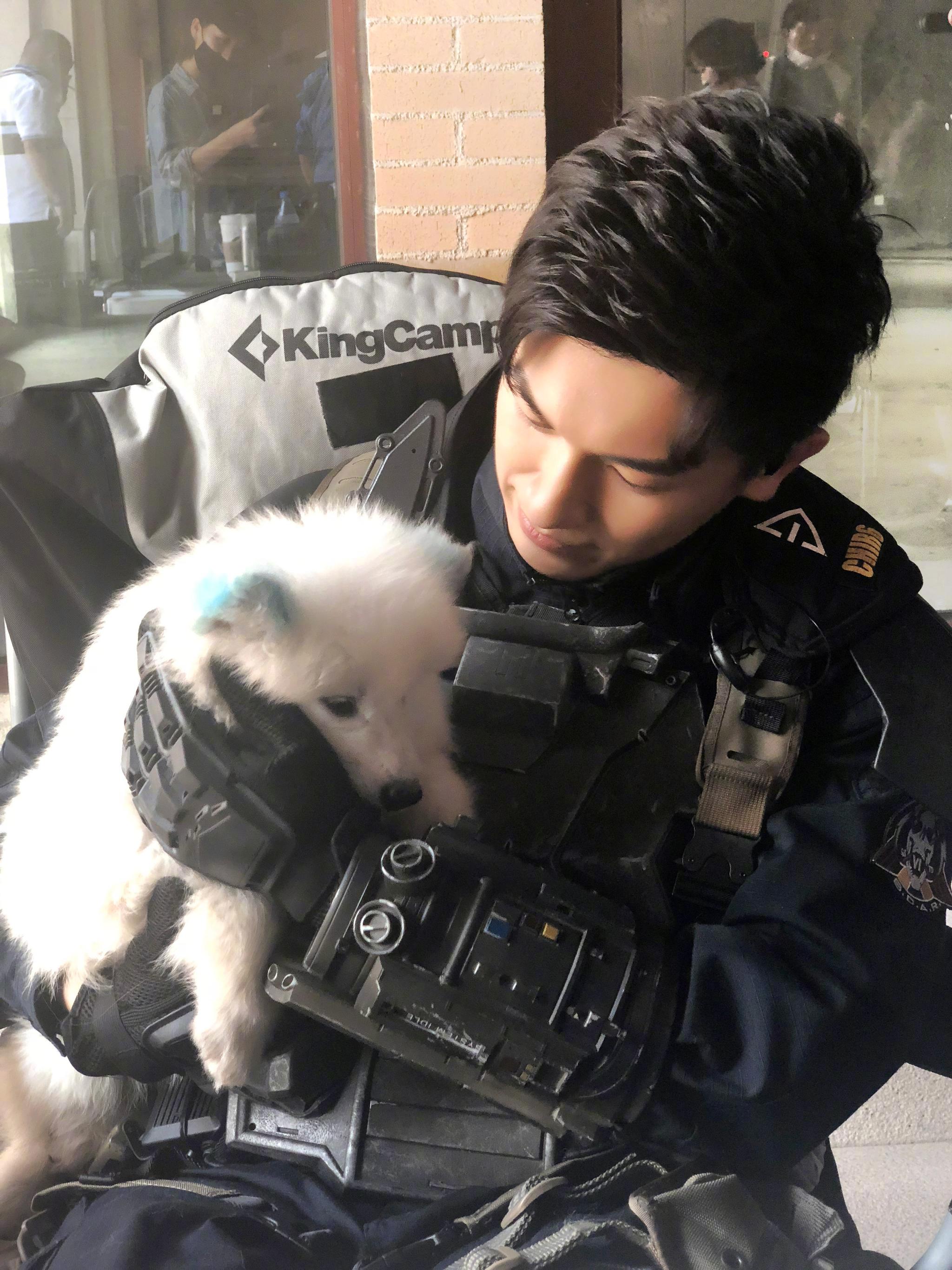 日前@杨旭文 新戏路透照曝光,一身黑色军装制服帅到没朋友!