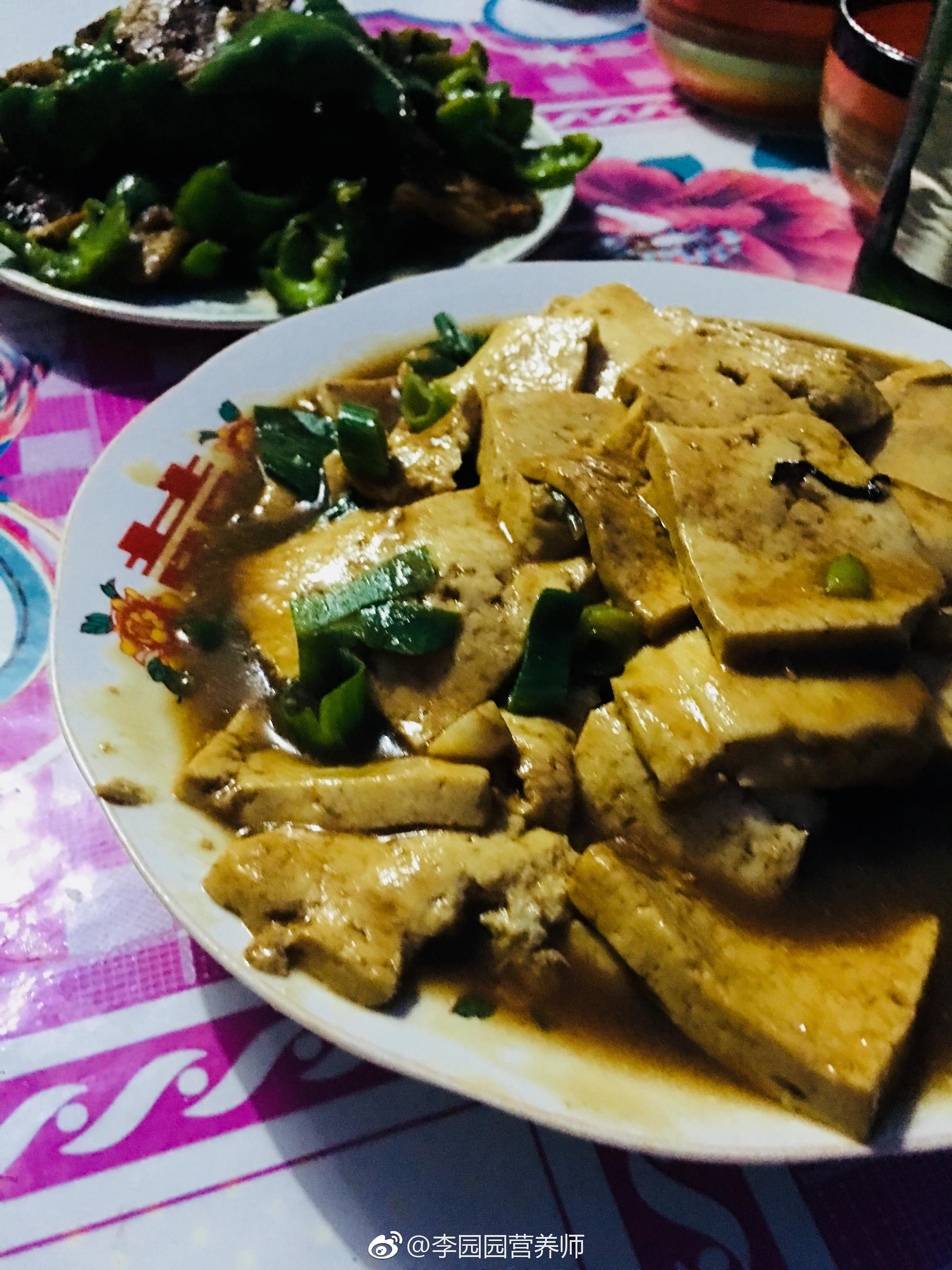 农家家常小菜,做得真实在～青椒香葱黄瓜都是给现摘的～就在小院子里