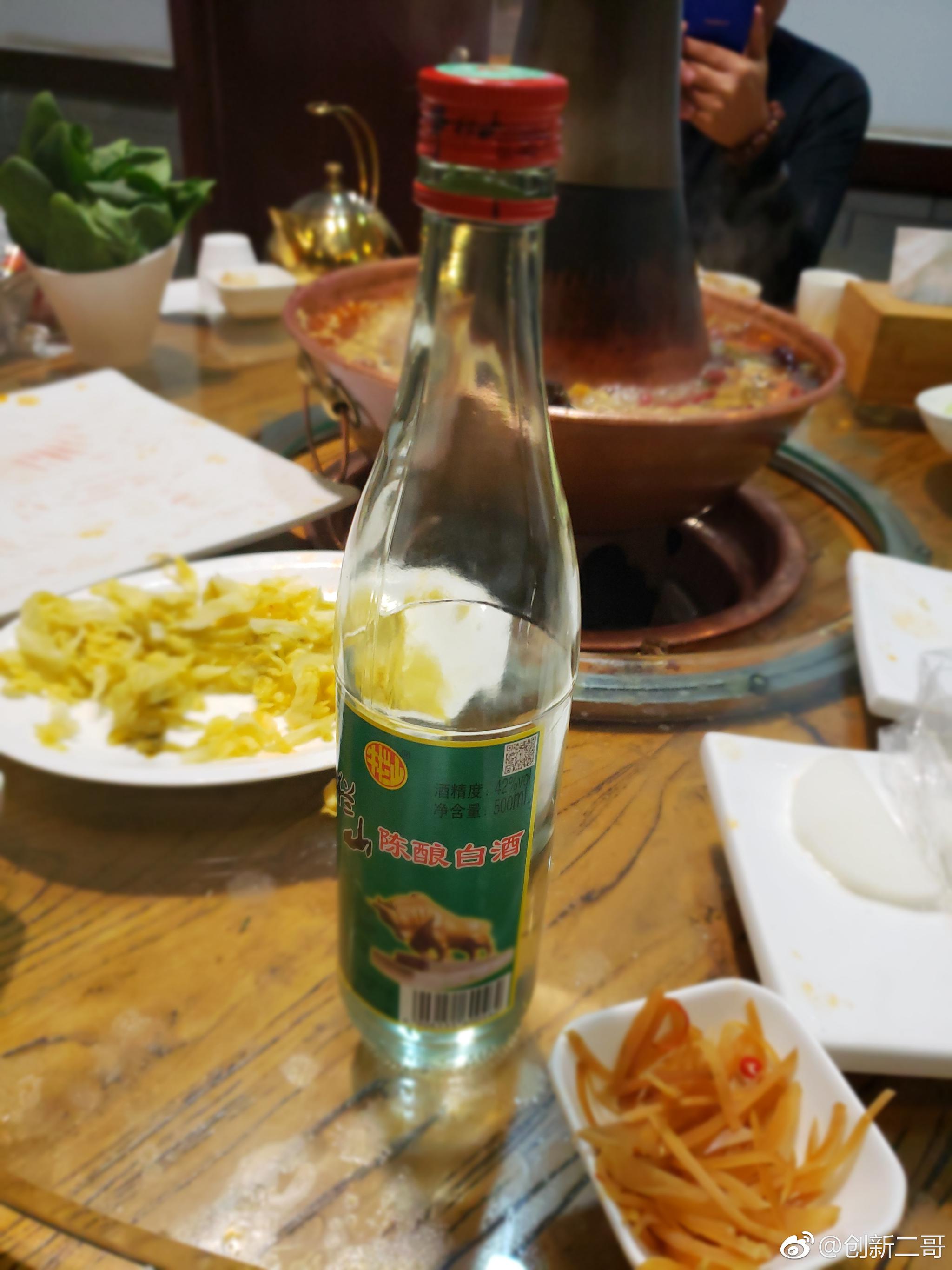 哥喝的是情怀喜欢的是二锅头简单的味道就像喜欢吃一根老冰棍