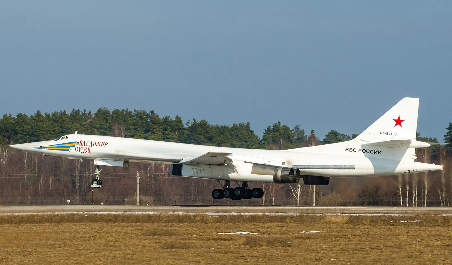图160型战略轰炸机是俄罗斯空天军目前最为先进的战略轰炸机了