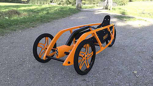 常见的躺式自行车采用三轮设计,保证了平衡性,eta speedbike为了达到