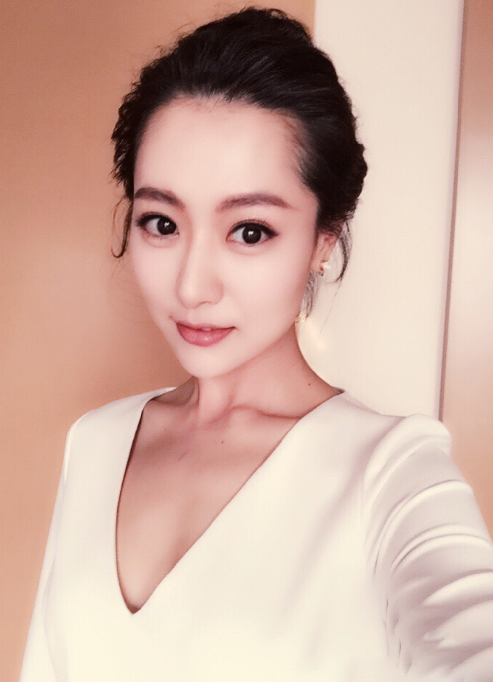 白冰近距离自拍超美,她的摆拍姿势都很接近