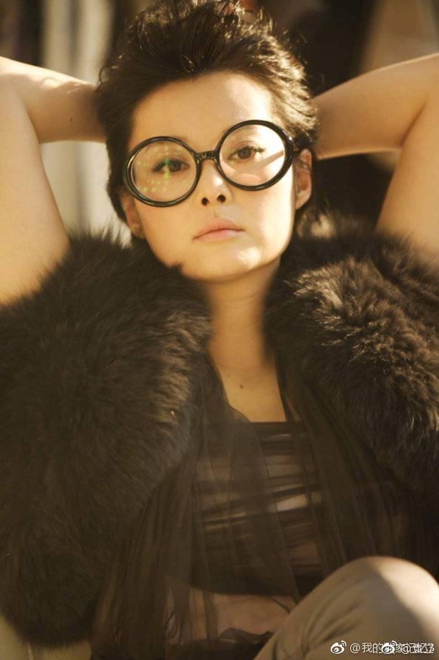 袁立再次惹众, 即点赞英美法后, 这次又支持美国封杀中兴