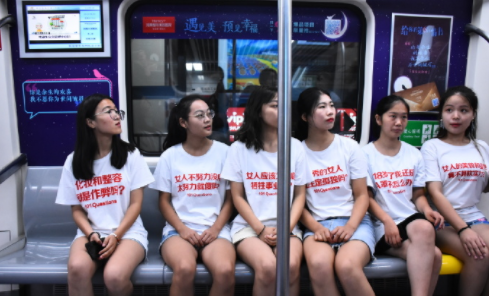 近日,在郑州地铁,出现了一群女孩,每个人身穿的t恤上,都有一个问题