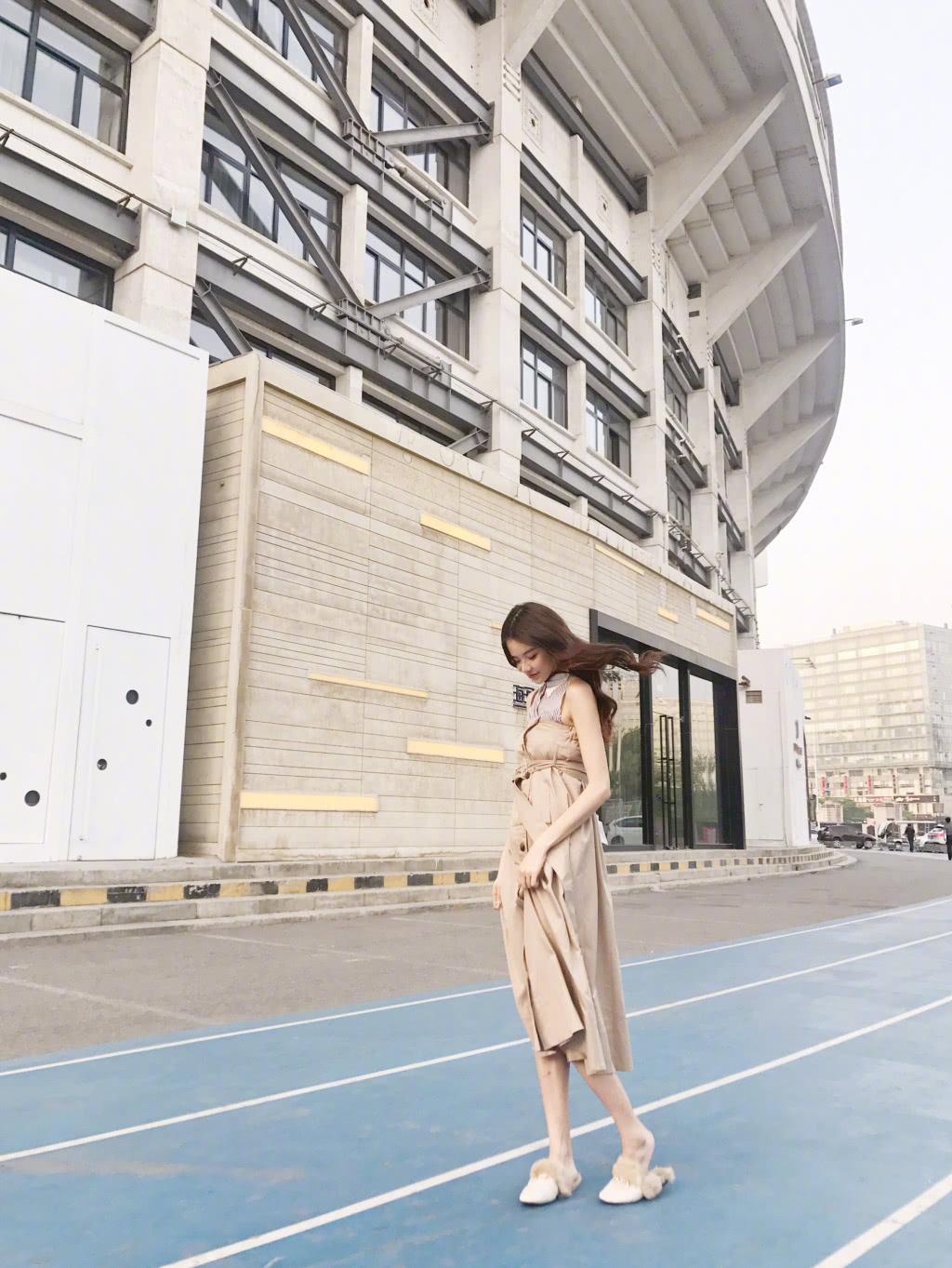 黄一琳穿浅色t恤大秀长腿,减龄又少女,网友:只有18岁吧?