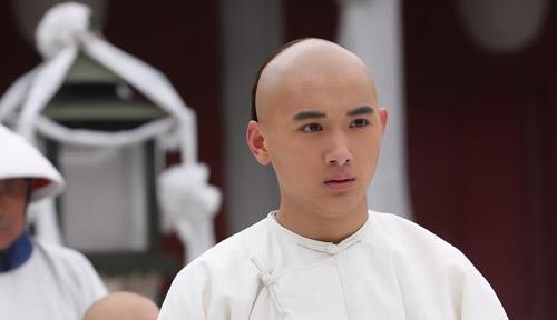 混的最出彩的当属"贾妮"王文杰,如今的他长相英俊,功夫了得,被成龙