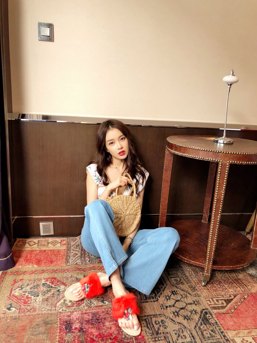 黄一琳穿浅色t恤大秀长腿,减龄又少女,网友:只有18岁吧?