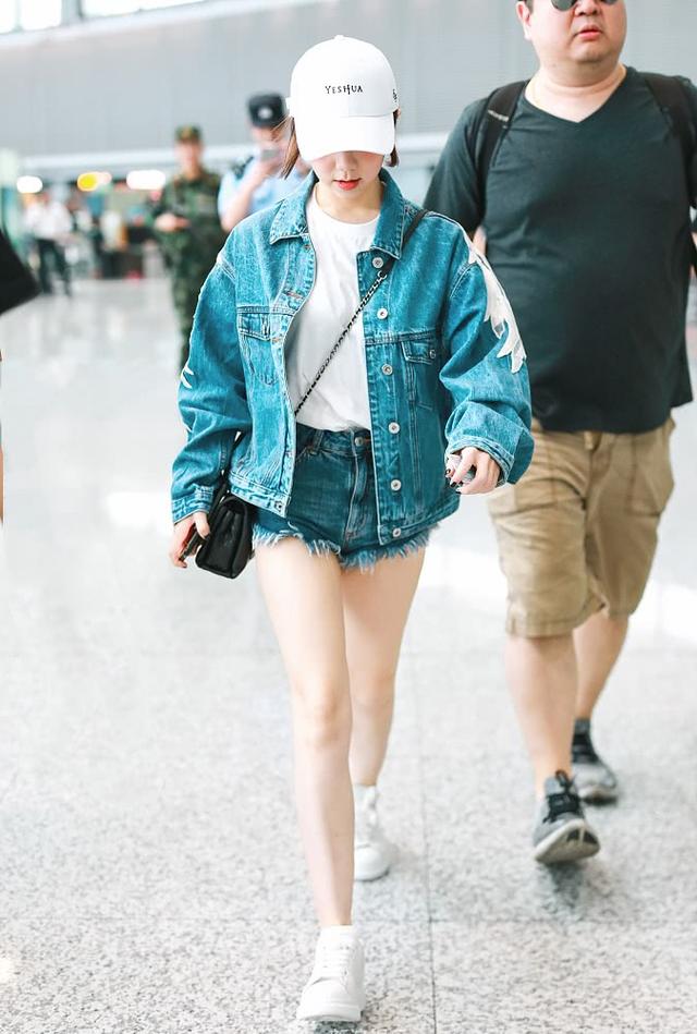 邓紫棋瘦了,机场一条牛仔热裤潮翻天,网友:果然比皮裤好看!