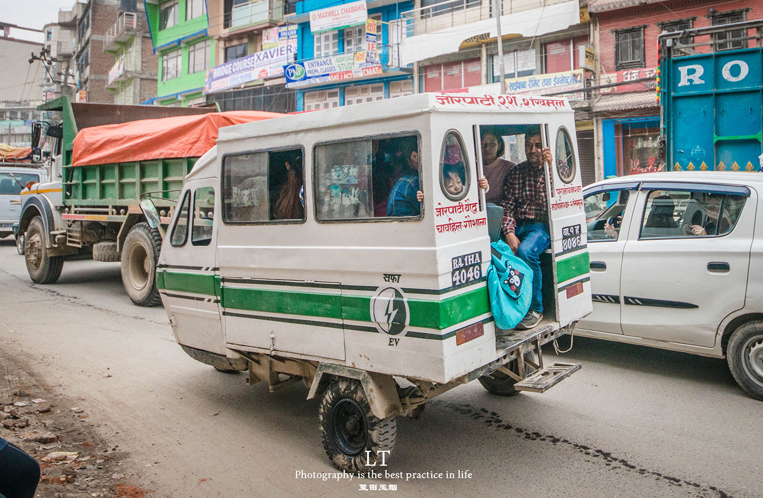 不得不服的尼泊尔牛逼公交车只有三个轮子