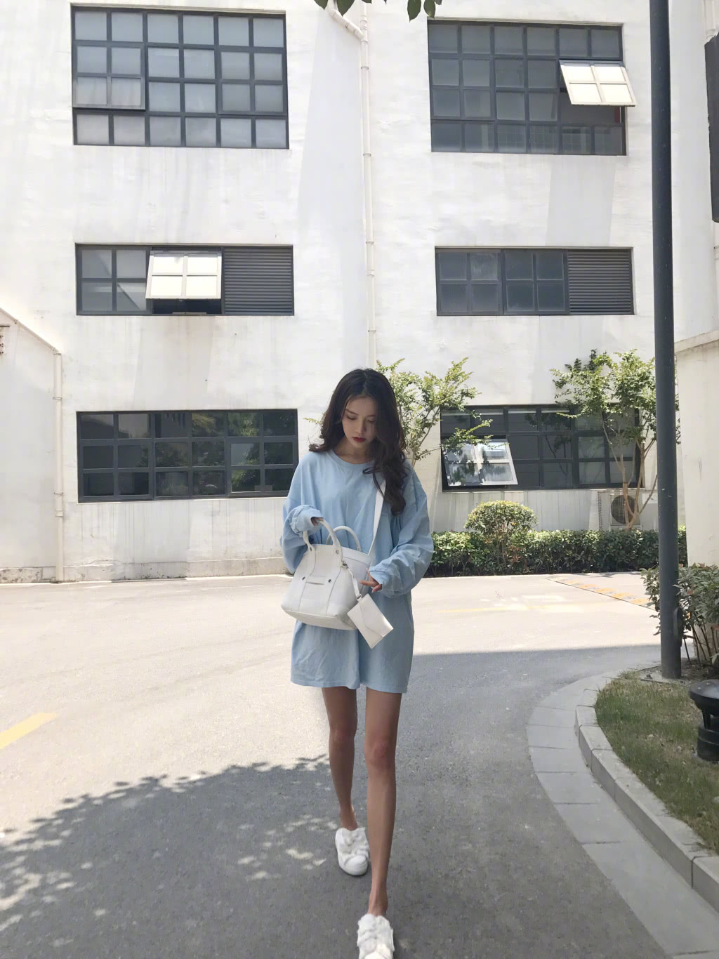 黄一琳穿浅色t恤大秀长腿,减龄又少女,网友:只有18岁吧?