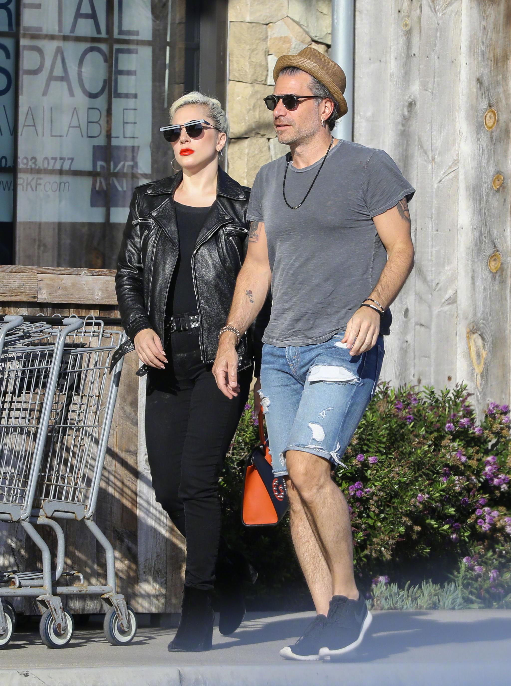 lady gaga身穿黑色皮衣和男友christian carino近日在南加州海滨小镇