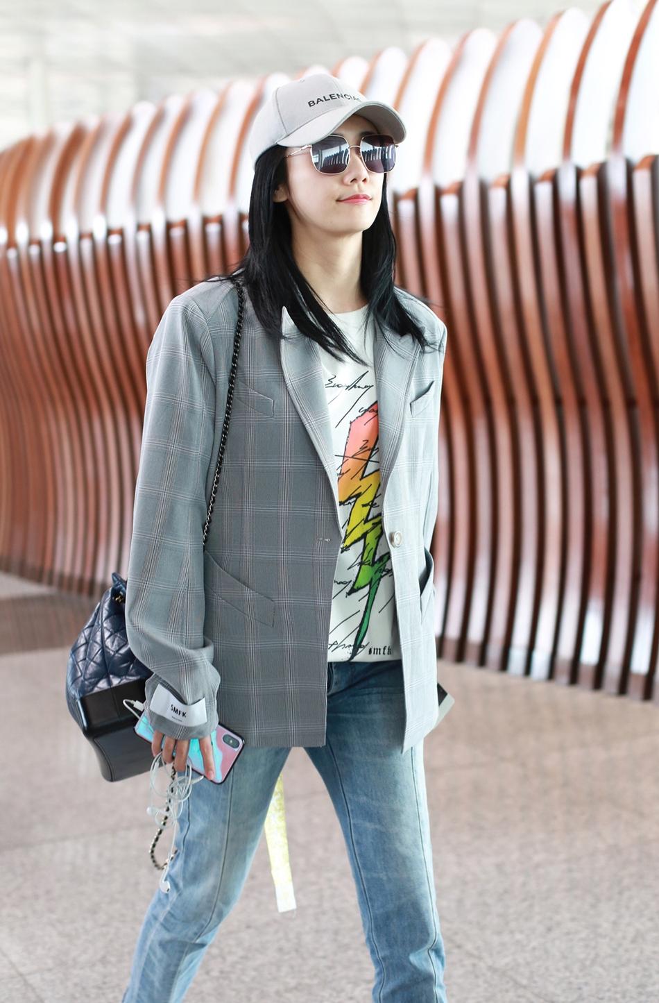 34岁刘芸现身机场,西装搭牛仔裤又帅又美,网友:现在流行这样穿?