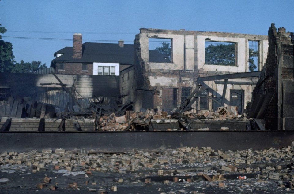 老照片: 1967年美国底特律骚乱 成片的房屋被烧毁